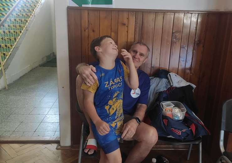 vnuk a děda v pohodě