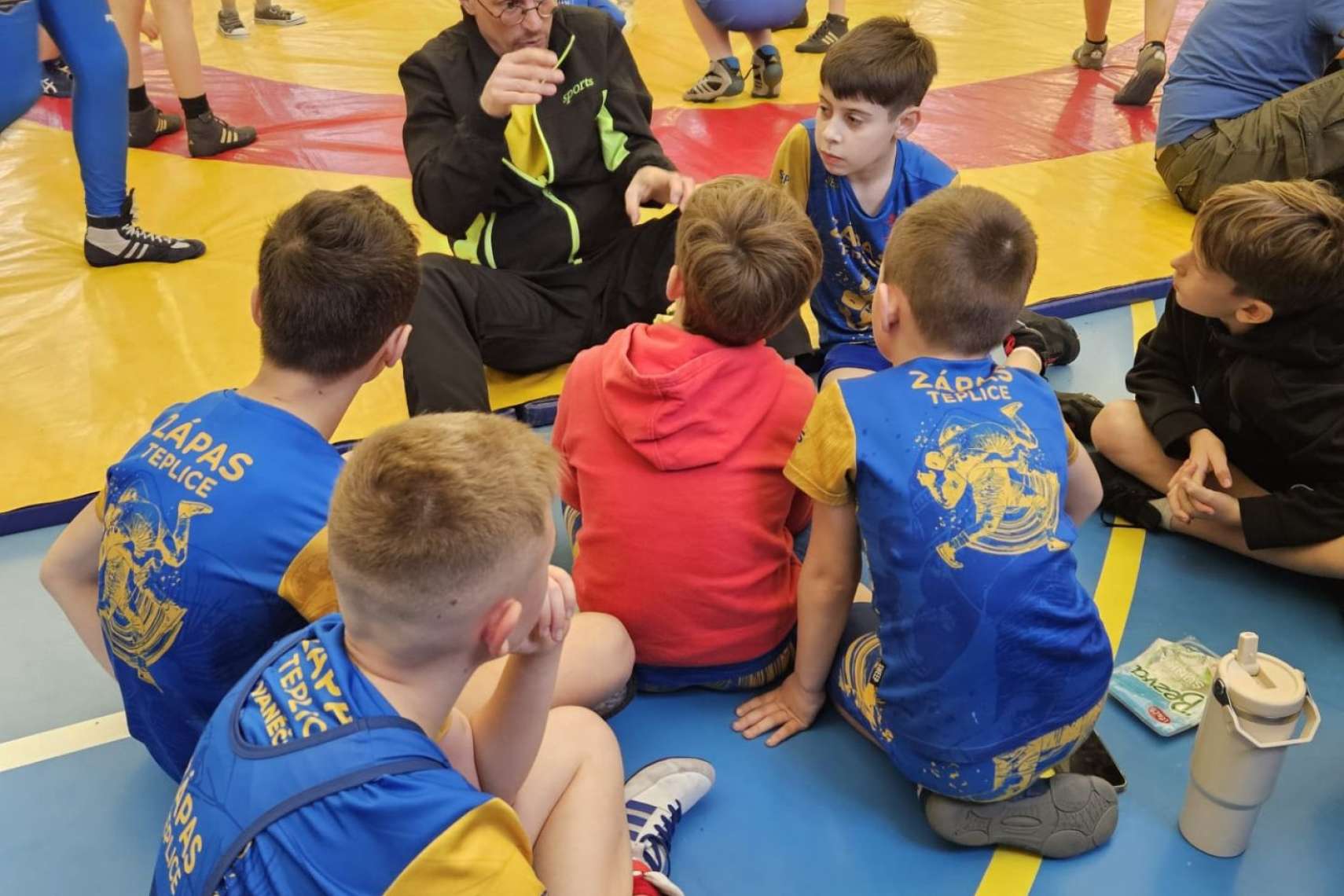 Durec Radek dává pokyny klukům