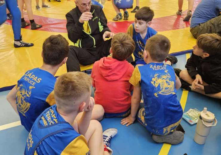 Durec Radek dává pokyny klukům